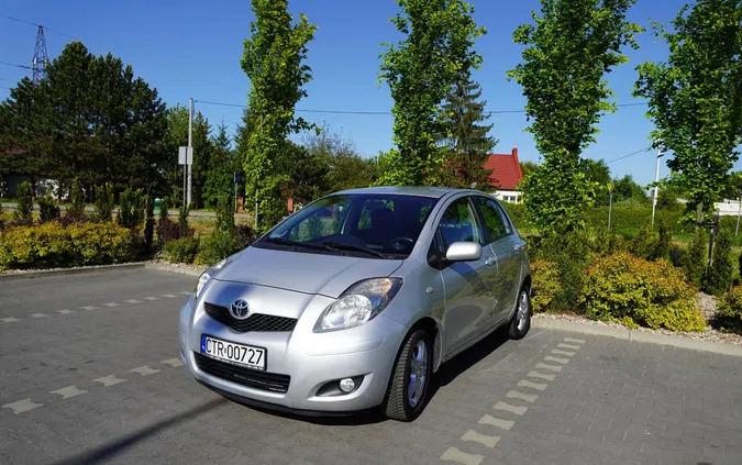 samochody osobowe Toyota Yaris cena 18900 przebieg: 213438, rok produkcji 2011 z Toruń